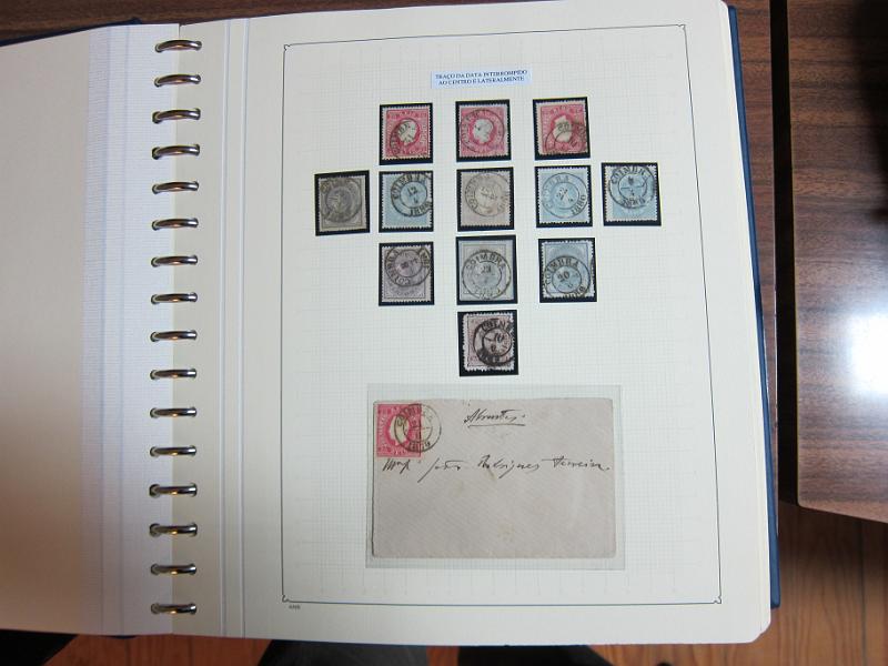 0019 (69).JPG -     Lote:    19      Marcofilia      Lotes Especiais       Descrição:         Portugal. Colecção especializada de carimbos de duplo círculo, tipo 1852, montada em 4 álbuns Lindner, com selos de diversas emissões e cartas, com estudo minucioso de cada marca. Lote a ver.         Lote       Valor Base:     &euro; 2.500,00     Valor Venda:     Retirado     